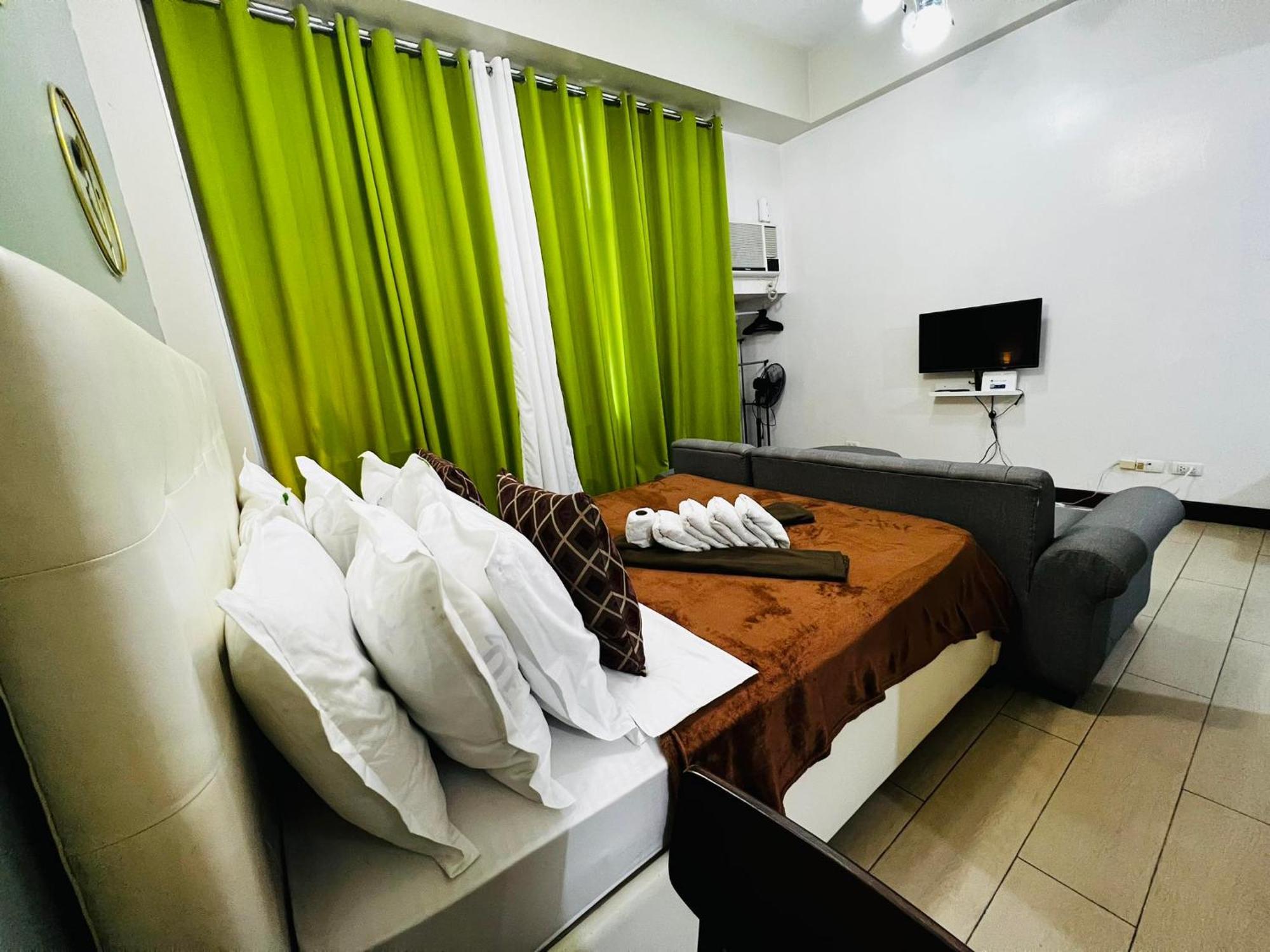 One Palm Tree Villas Condominium - Studio 2Nd Fl With Balcony - Across Terminal 3 Airport ปาไซ ภายนอก รูปภาพ