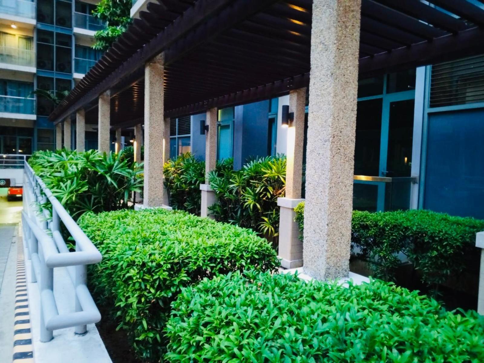 One Palm Tree Villas Condominium - Studio 2Nd Fl With Balcony - Across Terminal 3 Airport ปาไซ ภายนอก รูปภาพ