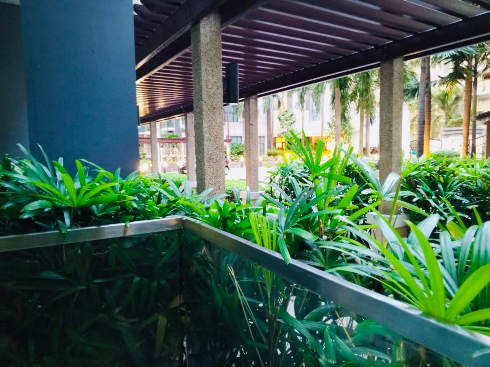 One Palm Tree Villas Condominium - Studio 2Nd Fl With Balcony - Across Terminal 3 Airport ปาไซ ภายนอก รูปภาพ