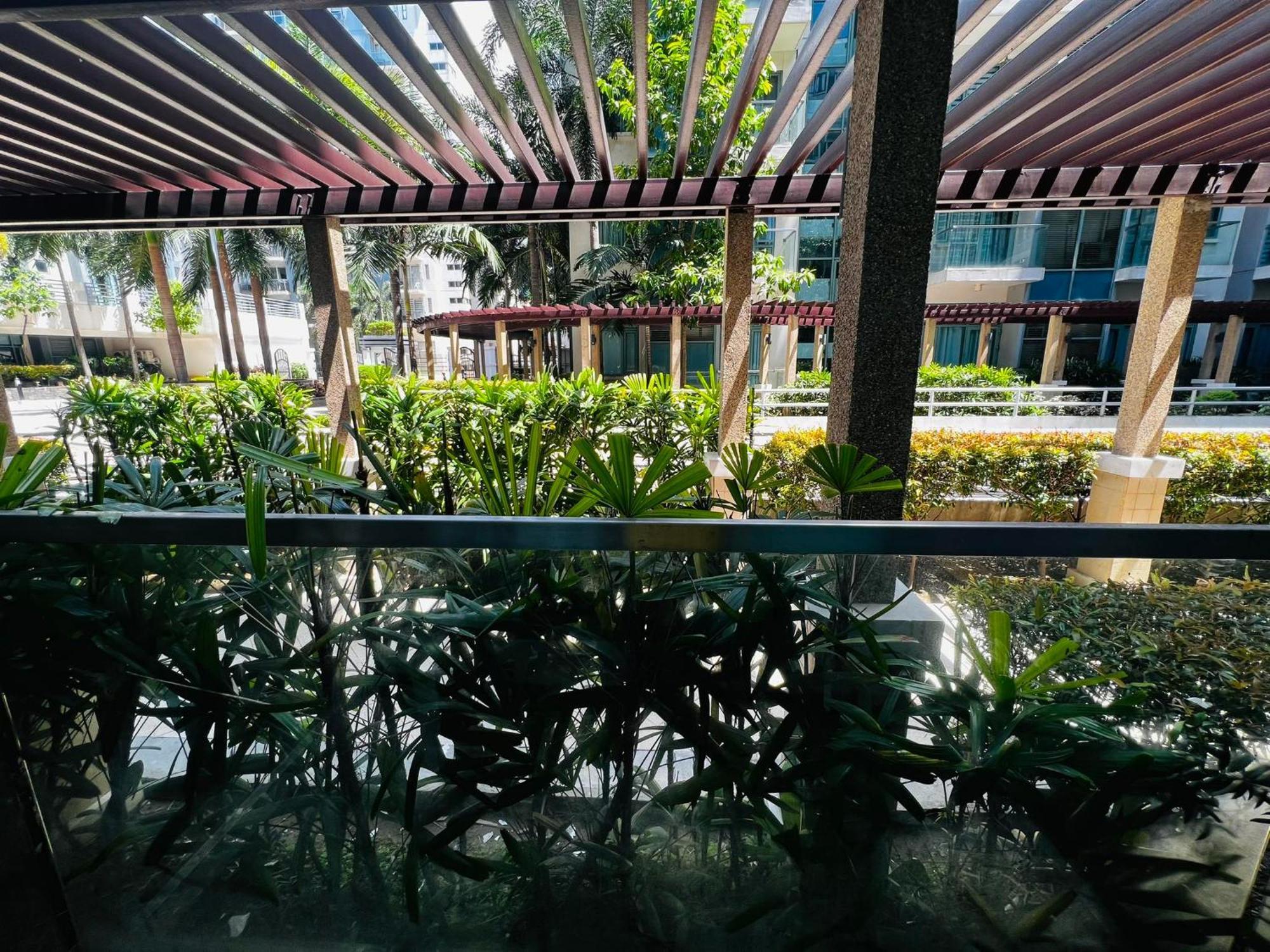 One Palm Tree Villas Condominium - Studio 2Nd Fl With Balcony - Across Terminal 3 Airport ปาไซ ภายนอก รูปภาพ