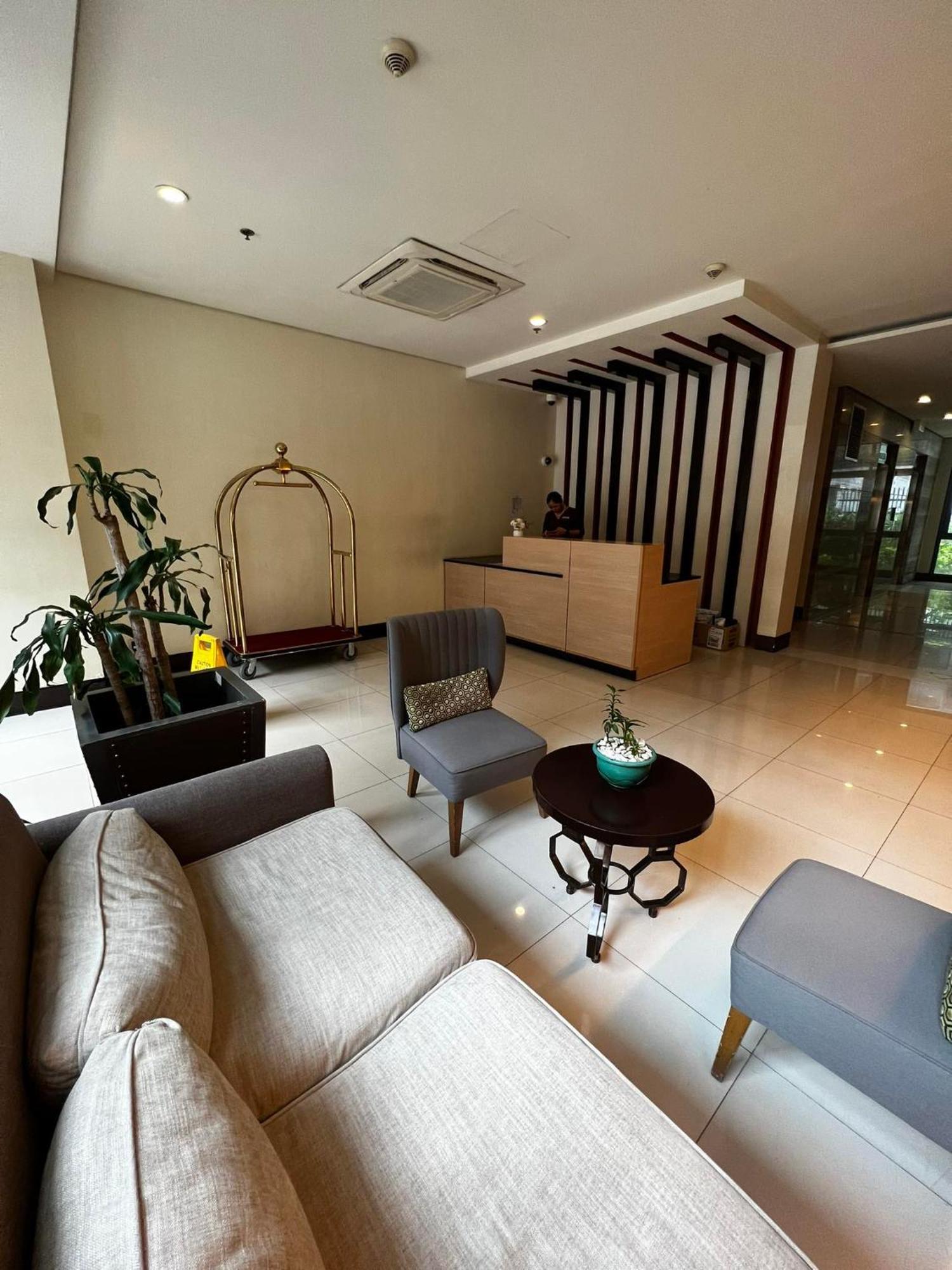 One Palm Tree Villas Condominium - Studio 2Nd Fl With Balcony - Across Terminal 3 Airport ปาไซ ภายนอก รูปภาพ