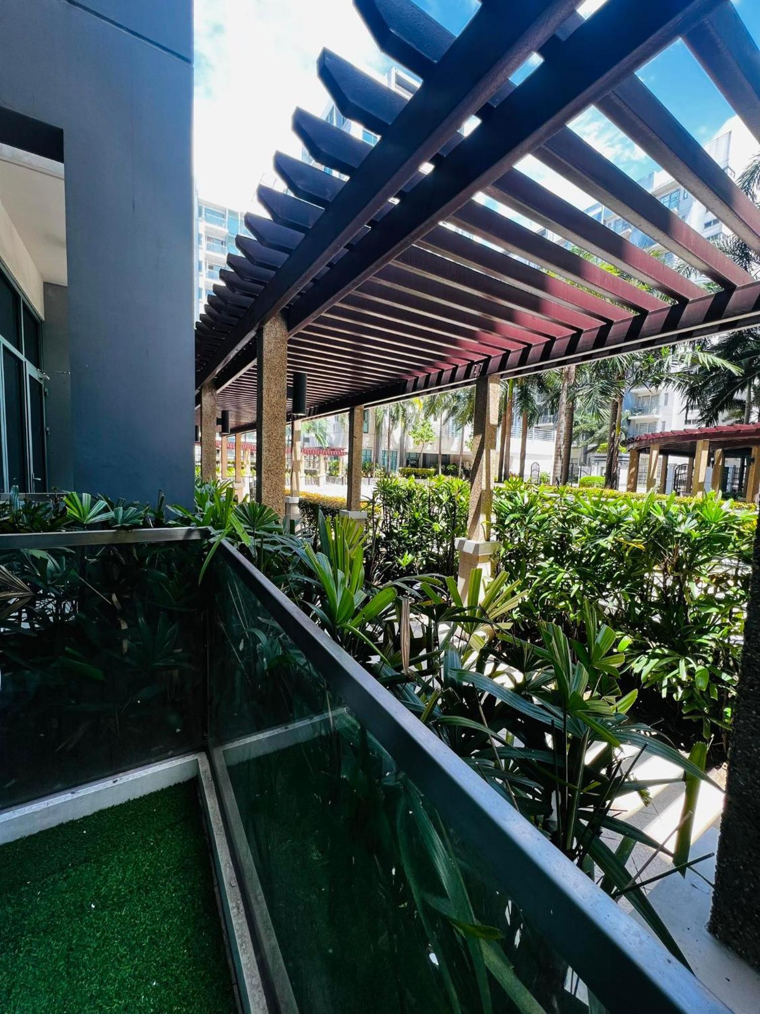 One Palm Tree Villas Condominium - Studio 2Nd Fl With Balcony - Across Terminal 3 Airport ปาไซ ภายนอก รูปภาพ