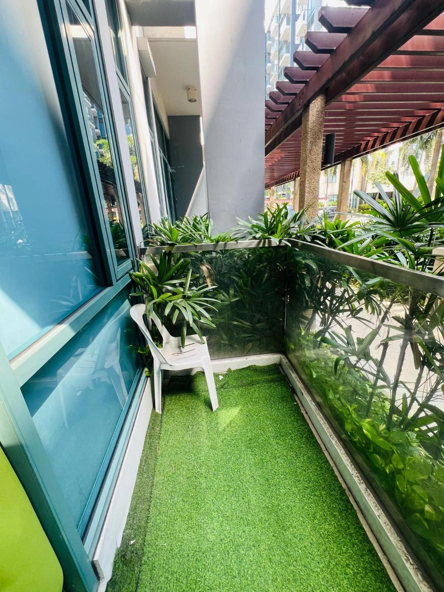 One Palm Tree Villas Condominium - Studio 2Nd Fl With Balcony - Across Terminal 3 Airport ปาไซ ภายนอก รูปภาพ