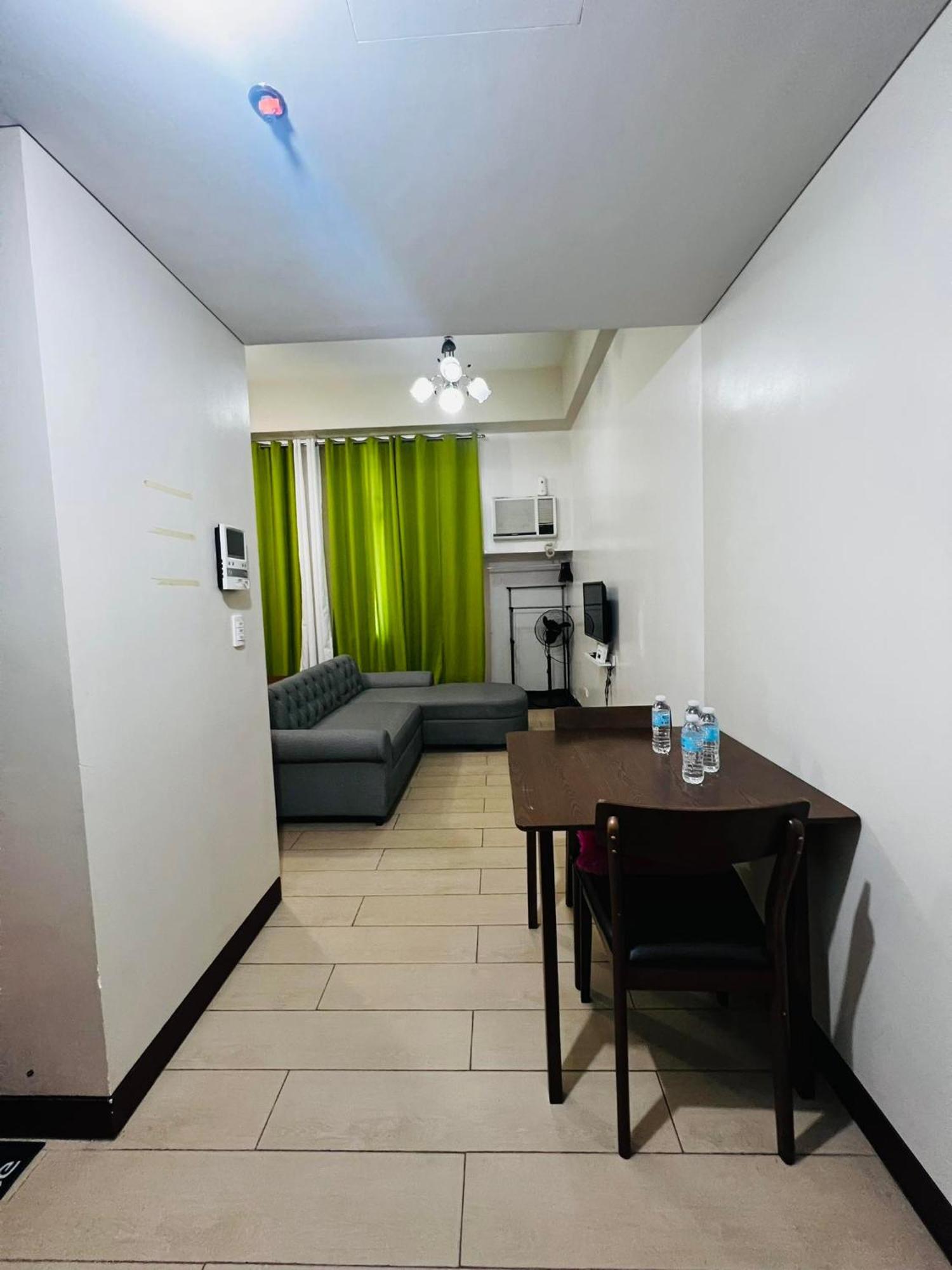 One Palm Tree Villas Condominium - Studio 2Nd Fl With Balcony - Across Terminal 3 Airport ปาไซ ภายนอก รูปภาพ