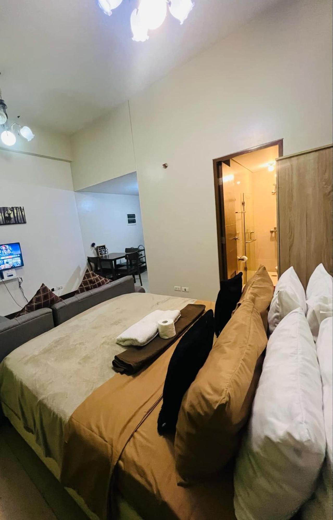 One Palm Tree Villas Condominium - Studio 2Nd Fl With Balcony - Across Terminal 3 Airport ปาไซ ภายนอก รูปภาพ