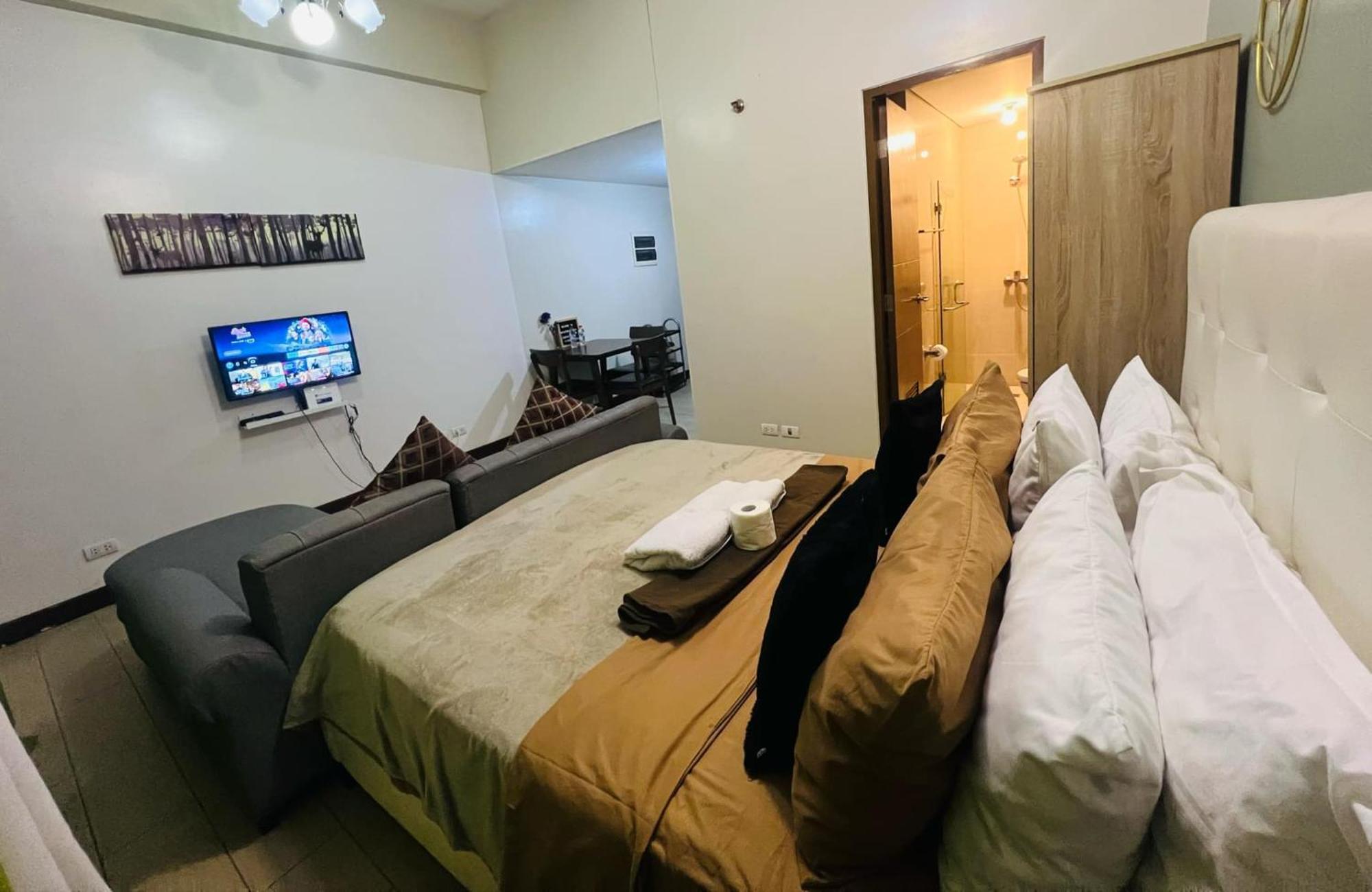 One Palm Tree Villas Condominium - Studio 2Nd Fl With Balcony - Across Terminal 3 Airport ปาไซ ภายนอก รูปภาพ